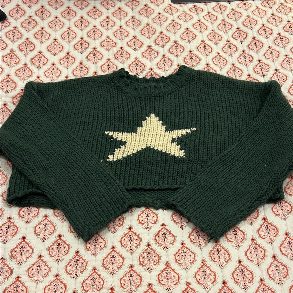 Edikted Cropped Green Sweater with Star Design